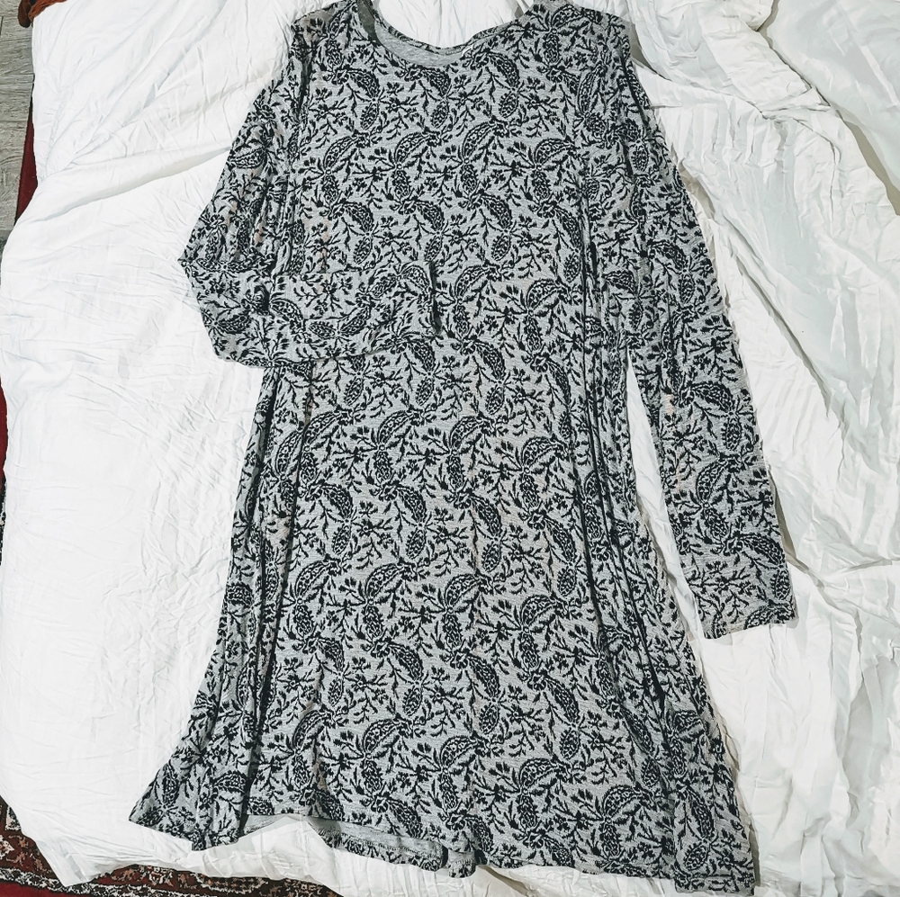 Old Navy / Long sleeve grey swing dress with print